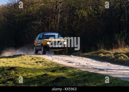 LLviv, Ukraine - 1. November 2015: Unbekannter Racers auf dem Auto Marke Volkswagen Golf überwinden den Track am jährlichen Rallye von Galicien, in der Nähe der Stadt Stockfoto