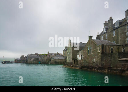 Lerwick, Shetlandinseln, Schottland, Großbritannien, Europa. Ansicht des Lodberries, 18. Jahrhundert waterfront Lagerhallen mit Piers in der Altstadt. 3. Juni 2008 Stockfoto
