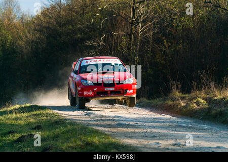 Lemberg, Ukraine - 1. November 2015: Racers Oleg Sebov und Dmytro Tananevych auf dem Auto Marke Subaru Impreza WRX STI (Nr. 8) Überwindung der Anschluss an die Ann Stockfoto