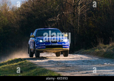 Lemberg, Ukraine - 1. November 2015: Unbekannter Racers auf dem Auto Marke Subaru Impreza WRX STI (Nr. 8) im Anschluss an die jährliche Sammlung von Galicien, Nea überwinden Stockfoto