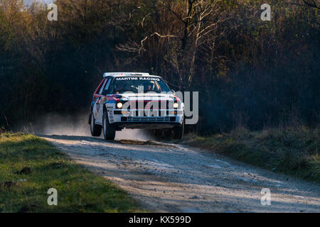 Lemberg, Ukraine - 1. November 2015: Serhij Chekan der Lancia 037 (Nr. 14) konkurriert bei der jährlichen Rally Galicien Stockfoto