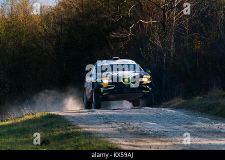 Lemberg, Ukraine - 1. November 2015: Racers Pavlo Kopylets und Anatoli Nadvetski auf dem Auto der Marke Seat Leon (Nr. 17) überwinden den Track am jährlichen Ra Stockfoto