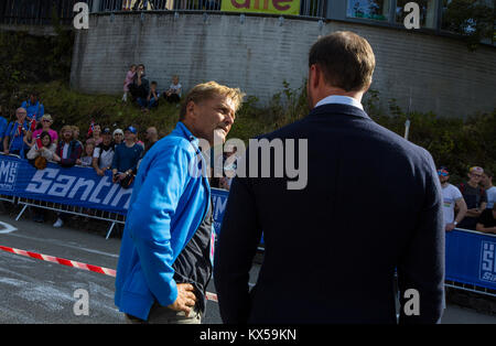 Bergen, Norwegen - 24 September 2017. Der pensionierte Norwegischer Radprofi Dag Otto Lauritzen bei der Arbeit als Radfahren Kommentator während der Uci Road World Championships 2017 in Bergen gesehen. Hier ist er im Gespräch mit Haakon, Kronprinz von Norwegen (R). Stockfoto