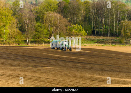 Grünen Traktor mit silage Spreader in Herefordshire UK Landschaft Stockfoto