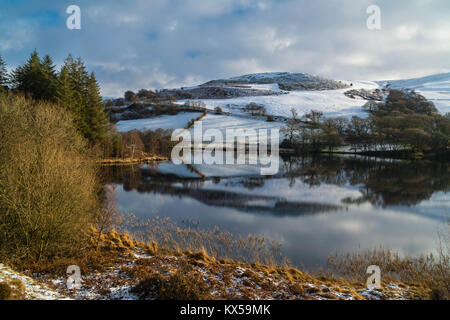 Schneefall in der walisischen Berge um Dol-y-mynach Behälter Rhayader Powys UK Stockfoto