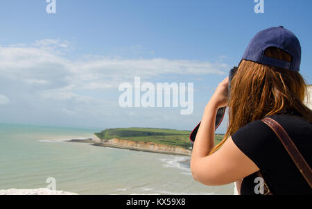 Ein tourist Fotografieren der englischen Küsten mit Klippen von sieben Schwestern. Stockfoto