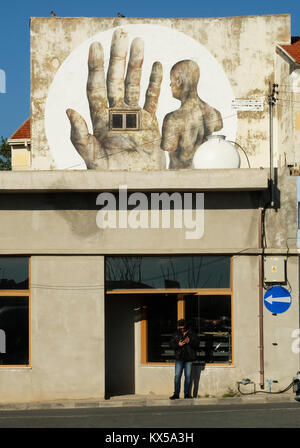 Street Art in der Altstadt von Paphos, Zypern, die mit der Europäischen Stadt Pafos 2017 Veranstaltung zusammenfällt. Stockfoto