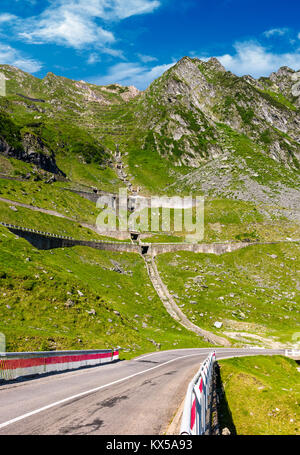 Brücke auf der transfagarasan Route von Rumänien. schönen Sommer Landschaft in den Bergen Stockfoto