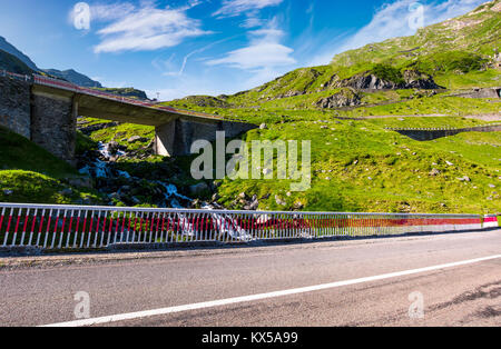 Brücke auf der transfagarasan Route von Rumänien. schönen Sommer Landschaft in den Bergen Stockfoto