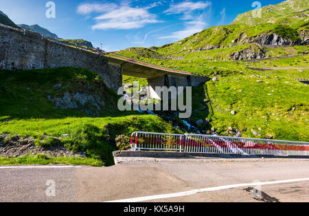 Brücke auf der transfagarasan Route von Rumänien. schönen Sommer Landschaft in den Bergen Stockfoto