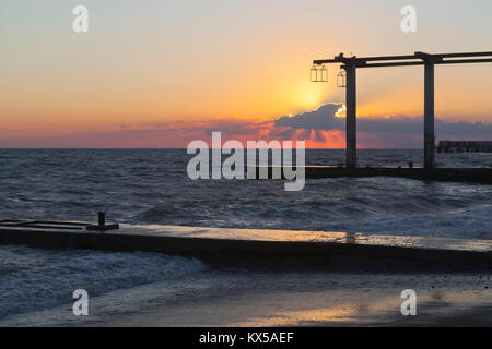 Schönen Sonnenuntergang am Strand des Resort Siedlung Adler, Sotschi, die Region Krasnodar, Russland Stockfoto