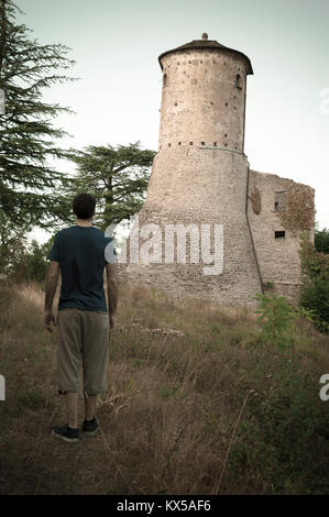 Man beobachtet eine alte Festung vor ihm, als eine Art Trotzreaktion. Italienische Schloss, in der Emilia Romagna Region platziert. Stockfoto