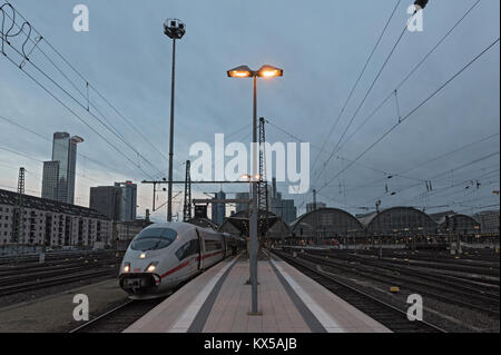 DB Bahn bei Sonnenuntergang wartet am Frankfurter Hauptbahnhof für die Abfahrt, Deutschland Stockfoto