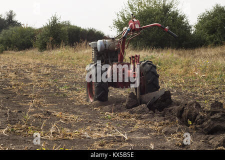 DIKANKA, UKRAINE - 30. SEPTEMBER 2015: Pflügen garten Traktor motor-Baustein 'Motor Sich MB -4,05' zu Pflügen Stockfoto