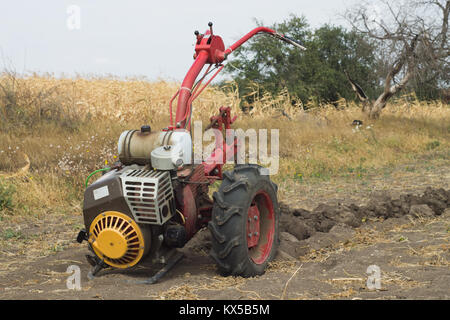 DIKANKA, UKRAINE - 30. SEPTEMBER 2015: Pflügen garten Traktor motor-Baustein 'Motor Sich MB -4,05' zu Pflügen Stockfoto