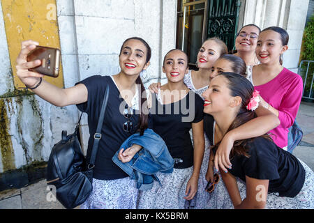 Lissabon Portugal, Baixa, Chiado, historisches Zentrum, Praca do Comercio, Handelsplatz, öffentlicher platz, Festas de Lisboa, Festival, Darsteller, Tanzgruppe, Mädchen Stockfoto