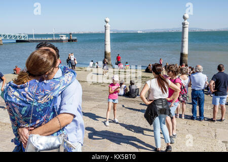 Lissabon Portugal, Baixa, historisches Zentrum, Terreiro do Paco, Praca do Comercio, Handelsplatz, Tejo River, Cais das Colunas, Stadttor, Säulen, Uferpromenade, Mann Stockfoto