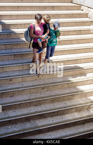 Lissabon Portugal, Marques de Pombal, Metro Lisboa, öffentliche Verkehrsmittel, Nahverkehr, U-Bahn, Station, Außenansicht, Treppen, absteigend, Erwachsene Erwachsene Frau Stockfoto