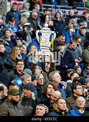 Wimbledon Fans beim FA Cup Spiel zwischen Tottenham Hotspur und AFC Wimbledon im Wembley Stadium in London. 07 Jan 2018 Foto Simon Dack / Teleobjektive FA Premier League und Football League Bilder unterliegen der DataCo-Lizenz siehe www.football-dataco.com Stockfoto