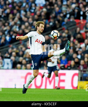 Harry Kane von Tottenham hält den Ball während des FA Cup-Spiels zwischen Tottenham Hotspur und AFC Wimbledon im Wembley Stadium in London fest. 07 Jan 2018 Wimbledon Fans beim FA Cup Spiel zwischen Tottenham Hotspur und AFC Wimbledon im Wembley Stadium in London. 07 Jan 2018 Foto Simon Dack / Teleobjektive FA Premier League und Football League Bilder unterliegen der DataCo-Lizenz siehe www.football-dataco.com Stockfoto