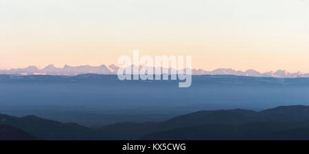 Schöne Sicht auf die Alpen von der Vogesen in der Dämmerung im Winter, Frankreich. Stockfoto