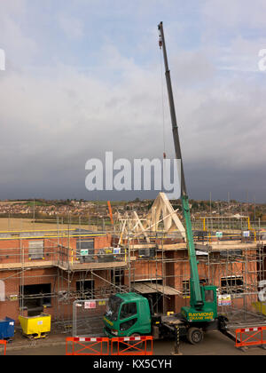 Installation von Dach Balkenwerk auf neuen Wohnhaus. Stockfoto
