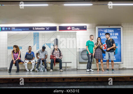 Lissabon Portugal, Sao Sebastiao, Metro, öffentliche Verkehrsmittel, Nahverkehr, U-Bahn, Station, Bahnsteig, Fahrgäste Fahrer, sitzend, Bedienung Stockfoto