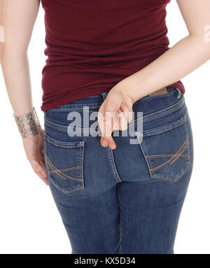 Eine Nahaufnahme Bild der Rück- und Unterseite einer Frau in Jeans mit Ihrem Finger gekreuzt, Körperteil, auf weißem Hintergrund Stockfoto