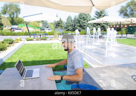 Close up Hände schreiben auf Tastatur Laptop außerhalb. Stockfoto