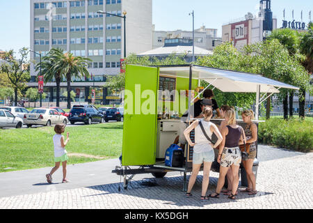 Lissabon Portugal, Praca do Marques de Pombal, Kreisverkehr, Street Food, Verkäufer Verkäufer verkaufen Verkauf, Stände Stand Händler Händler Markt Markt Stockfoto