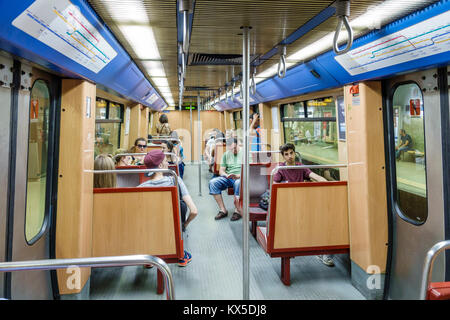 Lissabon Portugal, Marques de Pombal, Metro Lisboa, Nahverkehr, U-Bahn, Zug, Innenraum, Passagiere Reiter Reiter, Reiter, Männer männlich, sitzend Stockfoto