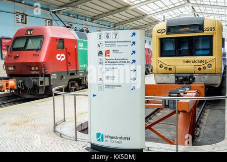 Lissabon Portugal, Santa Apolonia, Comboios de Portugal, Bahnhof, Bahnhof, Endstation, Intercidades, Strecke, Schild, Richtungen, innen, Hispanic, Immigra Stockfoto