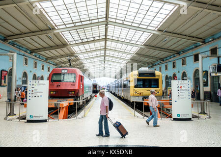 Lissabon Portugal, Santa Apolonia, Comboios de Portugal, Bahnhof, Bahnhof, Endstation, Intercidades, Rennstrecke, Mann Männer männlich, Gepäck, Innenausstattung, Hispanic, im Stockfoto