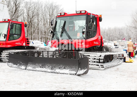 Samara, Russland - Januar 6, 2018: Pistenfahrzeug Maschinen im Winter Park. Verwendet Pisten für Skifahrer vorzubereiten Stockfoto