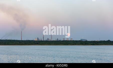 Panoramablick über Mondaufgang über das Industriegebiet in Dabrowa Gornicza, Polen Stockfoto