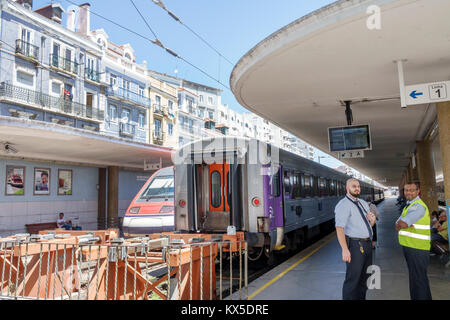 Lissabon Portugal, Santa Apolonia, Comboios de Portugal, Bahnhof, Bahnhof, Endstation, Intercidades, Rennstrecke, Hispanic, Immigranten, Männer, Männer, Platf Stockfoto