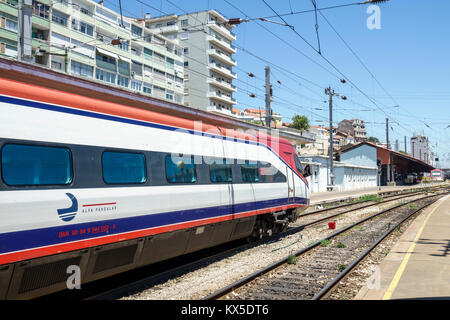 Lissabon Portugal, Santa Apolonia, Comboios de Portugal, Eisenbahn, Zug, Gleis, Alfa Pendular, Pendolino Hochgeschwindigkeitszug mit Kippfunktion, elektrische Einheit, Emu, st Stockfoto