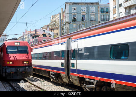 Lissabon Portugal, Santa Apolonia, Comboios de Portugal, Eisenbahn, Zug, Gleis, Alfa Pendular, Pendolino Hochgeschwindigkeitszug mit Kippfunktion, elektrische Einheit, Emu, st Stockfoto