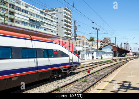 Lissabon Portugal, Santa Apolonia, Comboios de Portugal, Eisenbahn, Zug, Gleis, Alfa Pendular, Pendolino Hochgeschwindigkeitszug mit Kippfunktion, elektrische Mehrfach-Einheit, Stockfoto