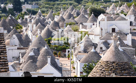 Panoramablick über die Dächer von der berühmten Trulli in Alberobello, Apulien, Italien Stockfoto