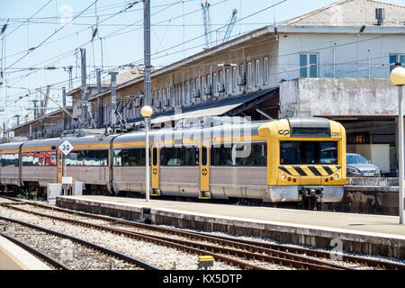 Lissabon Portugal, Santa Apolonia, Comboios de Portugal, Eisenbahn, Zug, Strecke, Intercidades, Bahnhof, Hispanic, Immigranten, Portugiesisch, PT170703029 Stockfoto