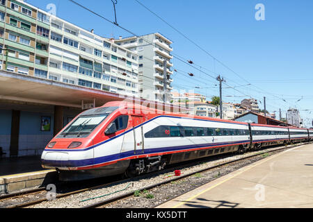 Portugal Lissabon Santa Apolonia, Comboios de Portugal Eisenbahnstrecke Alfa Pendular, Pendolino Hochgeschwindigkeits-Kippzug elektrische EMU-Station Portugiesisch, Stockfoto