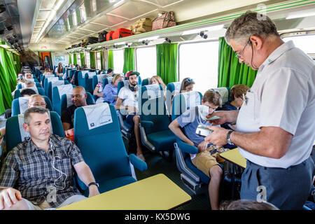 Lissabon Portugal, Santa Apolonia, Comboios de Portugal, Eisenbahn, Zug, Strecke, Alfa Pendular, Pendolino Hochgeschwindigkeitszug mit Kippfunktion, innen, Passagiere r Stockfoto