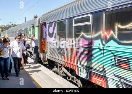 Coimbra Portugal, Coimbra B, Comboios de Portugal, Eisenbahn, Zug, Strecke, Strecke, Plattform, Fahrgäste Fahrer, Fahrer, Mann Männer, Frau weiblich w Stockfoto