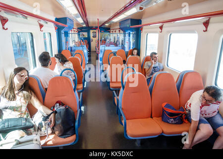 Coimbra Portugal, Coimbra B, Comboios de Portugal, Eisenbahn, lokaler Zug, innen, Sitze, Passagierpassagiere Fahrer, Reiter, Frau weibliche Frauen, Mann Männer m. Stockfoto