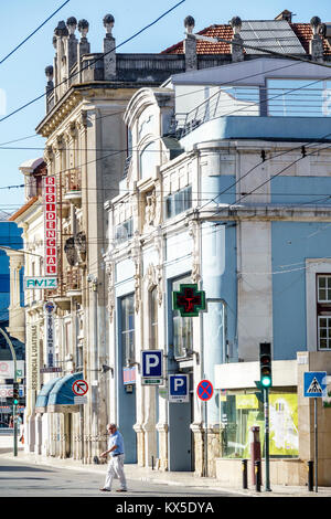 Coimbra Portugal, historisches Zentrum, Gebäude, Straße, Schilder, Residencial Aviz, Gästehaus, Mann Männer männlich, Senioren Bürger, Kreuzung, Verkehrsampel Stockfoto