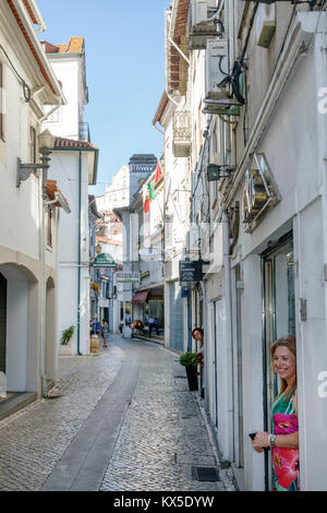 Coimbra Portugal, historisches Zentrum, Rua Adelino Veiga, Schaufenster, Geschäfte, Frauen, enge Straße, hispanisch, Einwanderer, Portugiesisch, PT170 Stockfoto