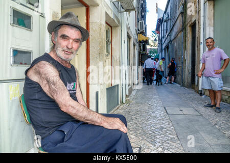 Coimbra Portugal, historisches Zentrum, Nachbarschaft, enge Straße, Gasse, lateinamerikanische lateinamerikanische ethnische Minderheit, Immigranten, Erwachsene Erwachsene, Männer, Männer Stockfoto