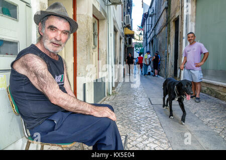 Coimbra Portugal, historisches Zentrum, Nachbarschaft, enge Straße, Gasse, lateinamerikanische lateinamerikanische ethnische Minderheit, Immigranten, Erwachsene Erwachsene, Männer, Männer Stockfoto