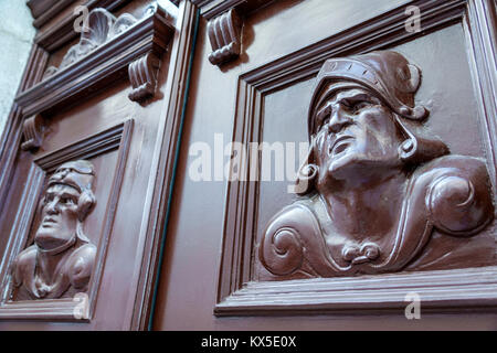 Coimbra Portugal, historisches Zentrum, Nachbarschaft, Tür, geschnitztes Holz, mittelalterlicher Ritter, Gesicht, Detail, Handwerkskunst, lateinamerikanische lateinamerikanische ethnische Minderheit, Immigra Stockfoto